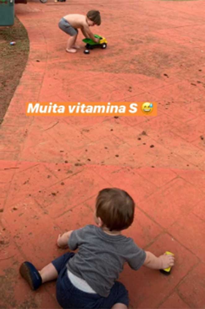 Andressa Suíta se diverte com os filhos em parquinho