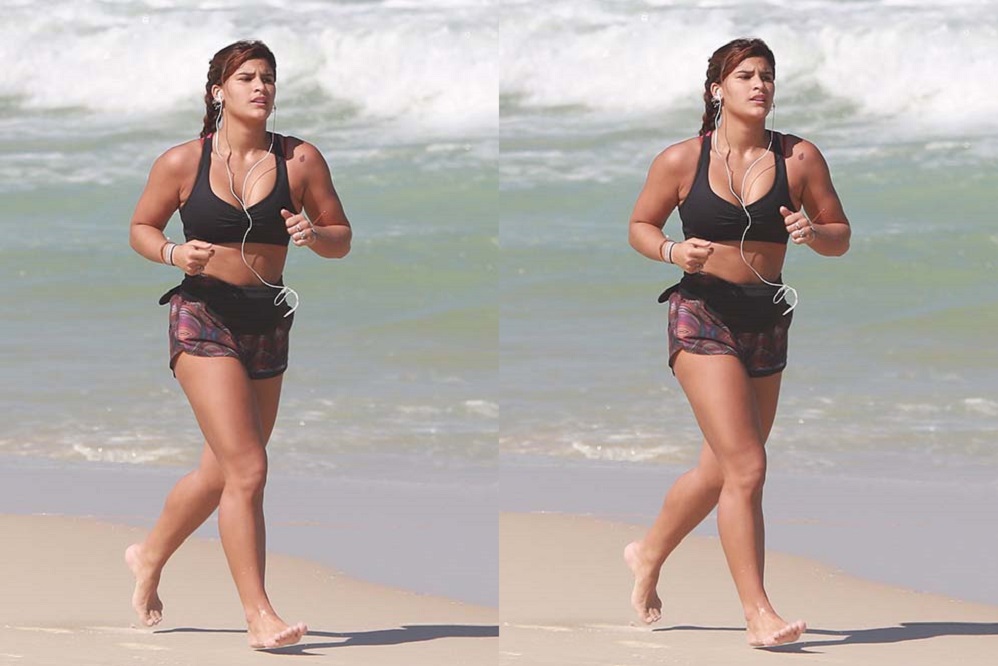 Giulia Costa corre em praia do Rio de Janeiro