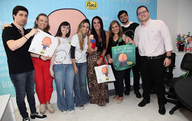 Graciele Lacerda entrega doações para crianças com câncer