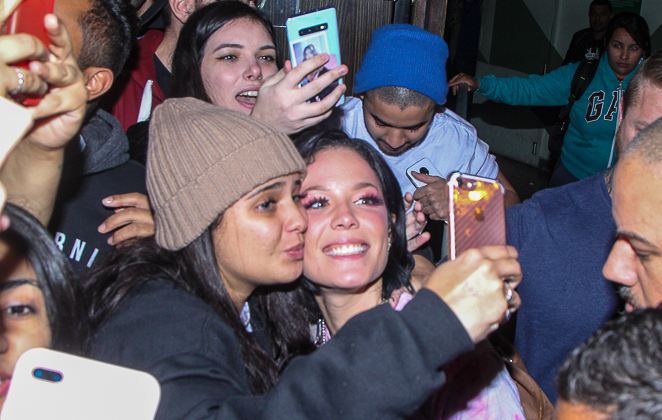 A cantora atendeu aos fãs depois da apresentação em São Paulo