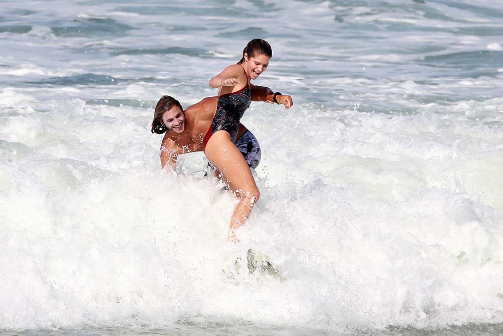 Isabella Santoni surfa com namorado em praia do Rio de Janeiro