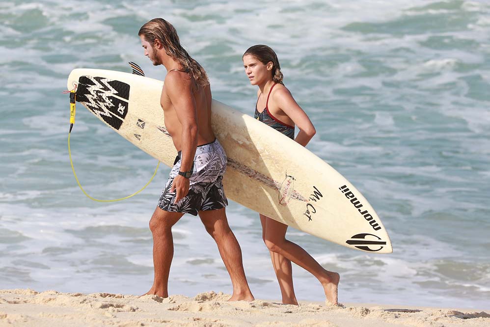 Isabella Santoni surfa com namorado em praia do Rio de Janeiro