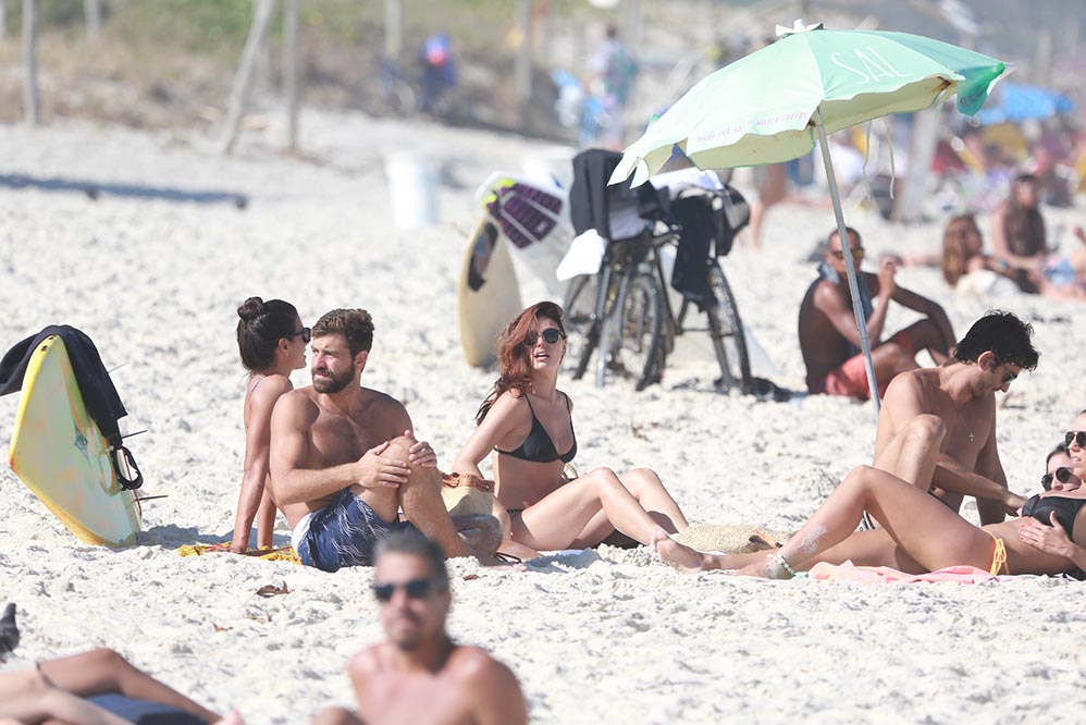 Isis Valverde aparece com cabelos ruivos em praia