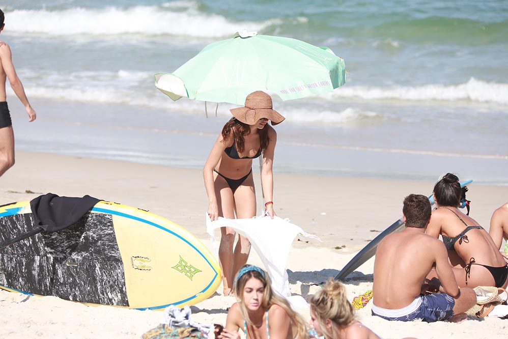 Isis Valverde aparece com cabelos ruivos em praia