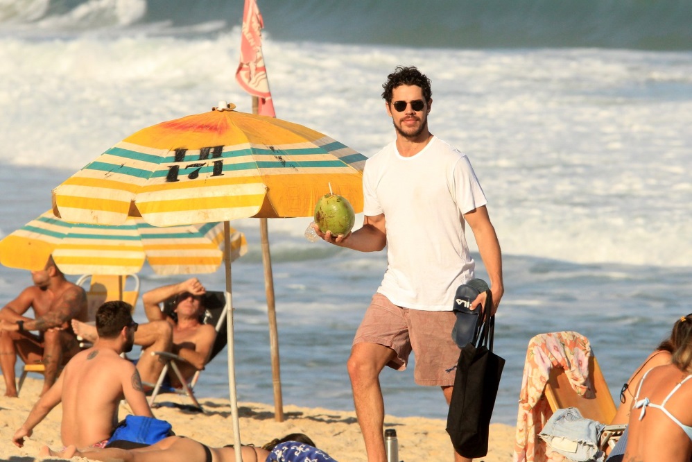 José Loreto curte praia com os amigos