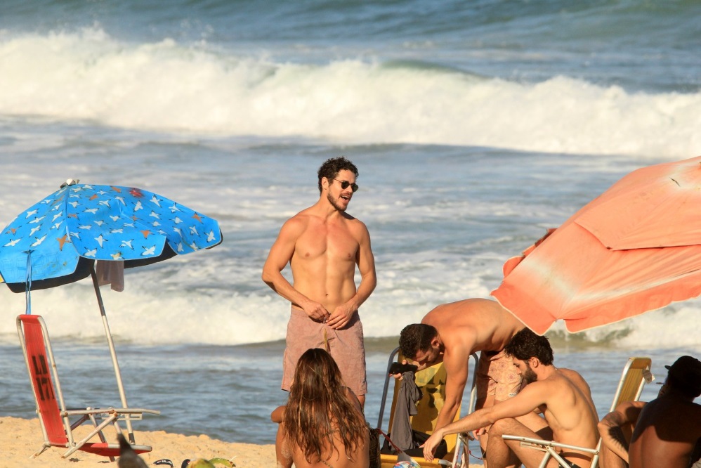 José Loreto curte praia com os amigos