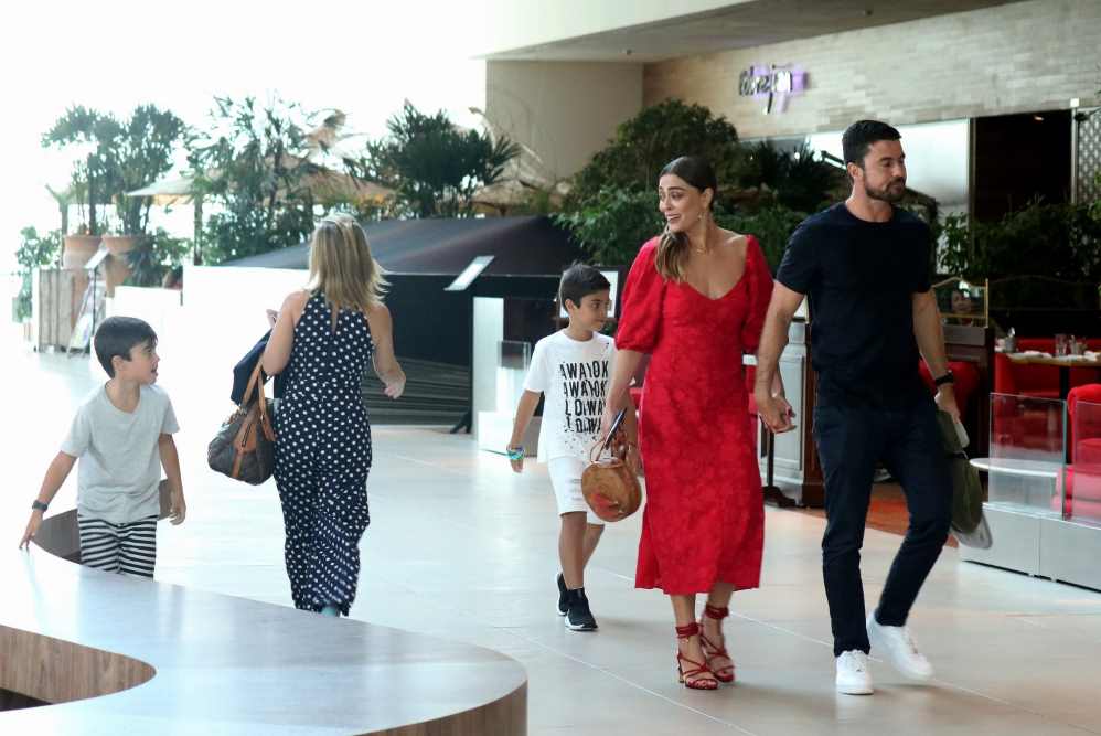 Juliana Paes vai assistir ao Rei Leão com a família