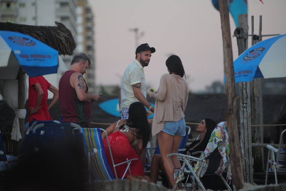 Solteiro, Latino curte tarde com amigas na praia