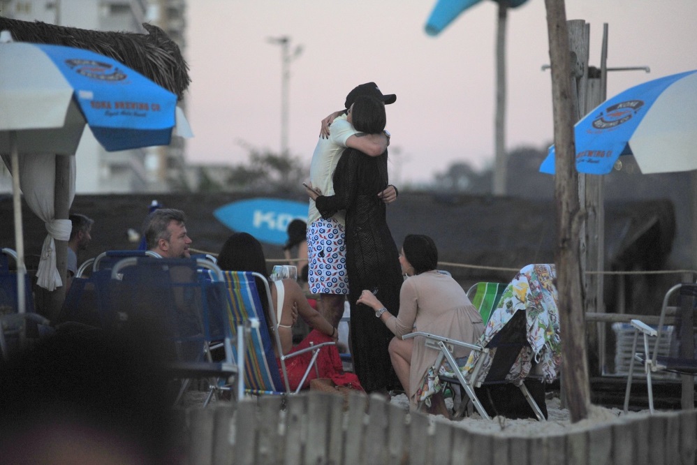 Solteiro, Latino curte tarde com amigas na praia