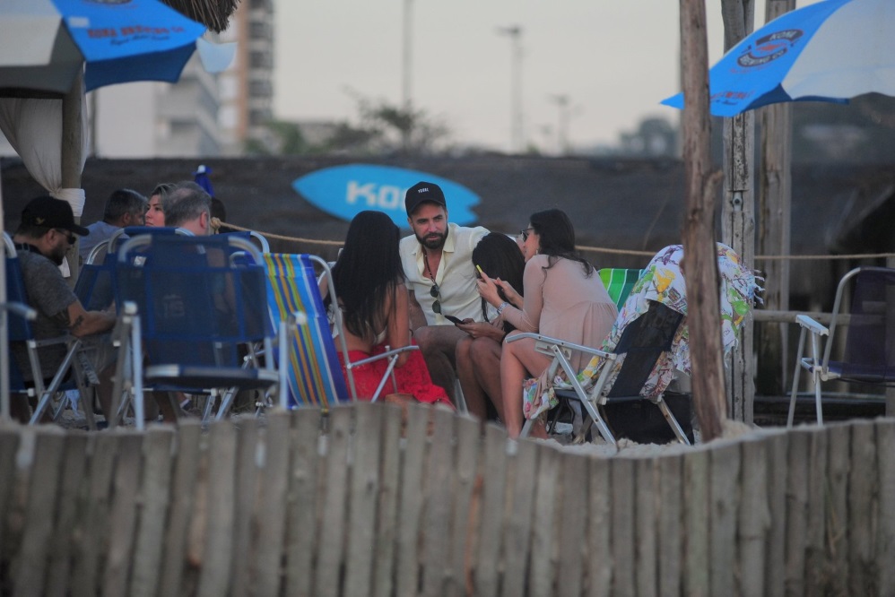 Solteiro, Latino curte tarde com amigas na praia