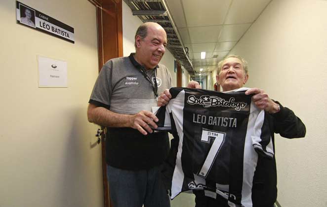 Leo Batista ao lado do presidente do Botafogo