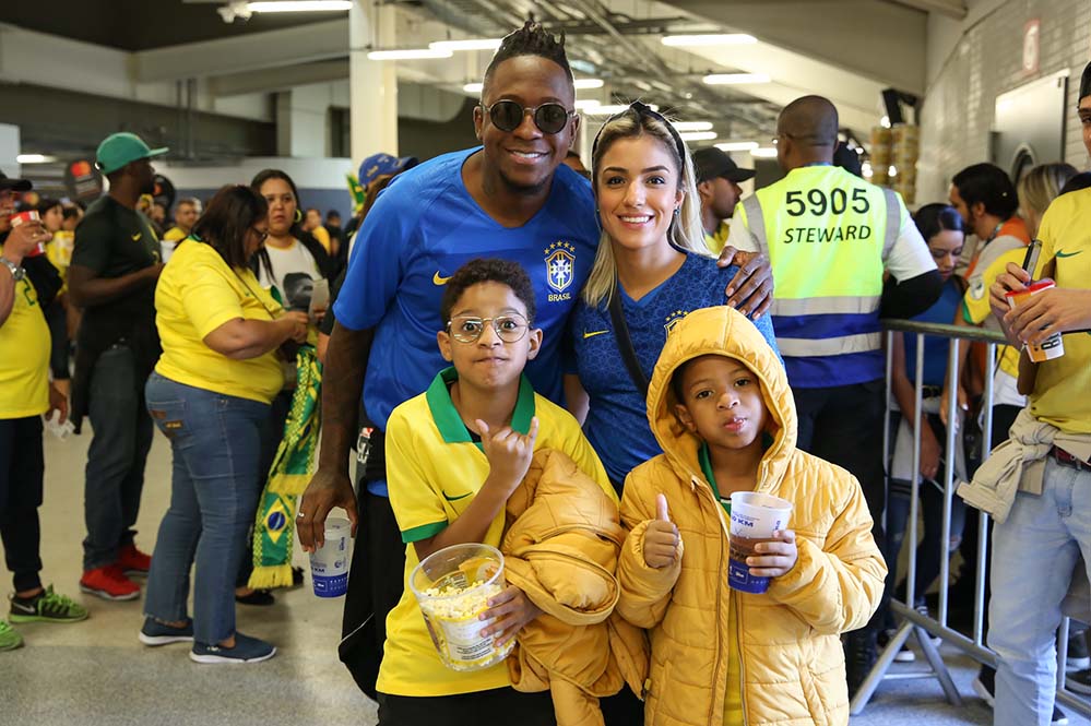 Mumuzinho, os filhos Hanry e João e a namorada Thaina Fernandes