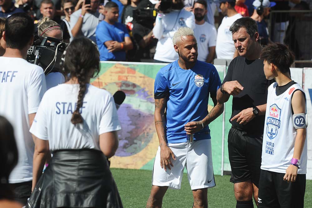 De novo visual, Neymar curte evento esportivo com o filho