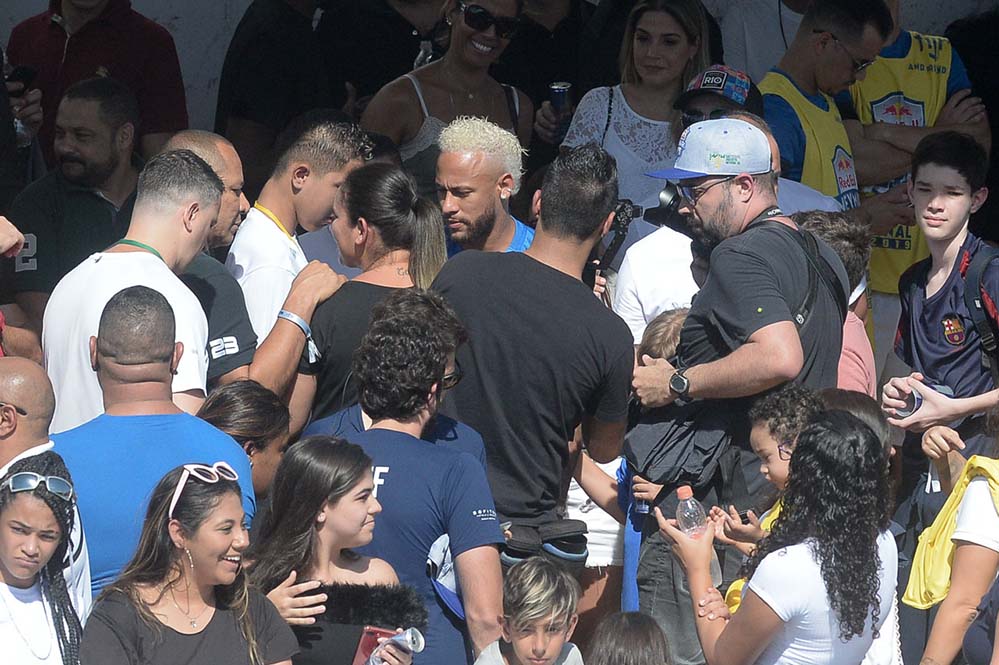 De novo visual, Neymar curte evento esportivo com o filho