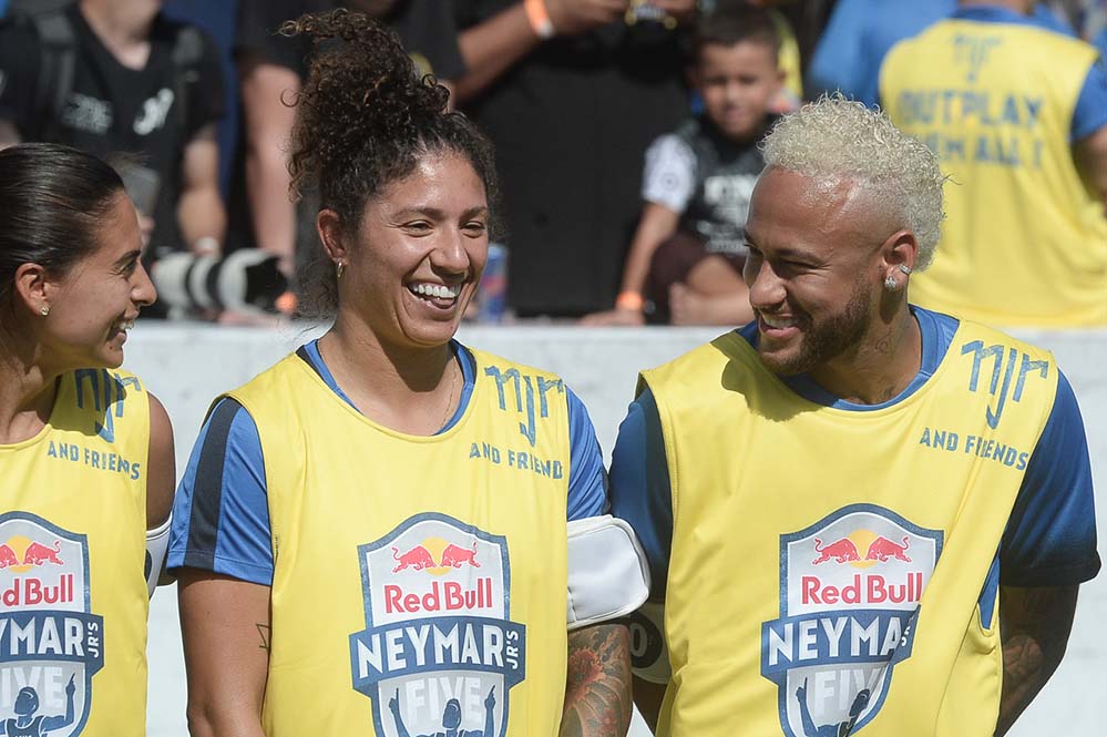 Neymar com Cristiane e Andressa Alves, da Seleção Feminina do Brasil