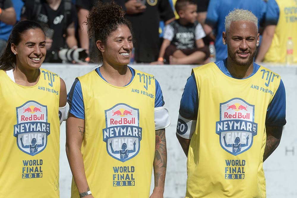 Neymar com Cristiane e Andressa Alves, da Seleção Feminina do Brasil