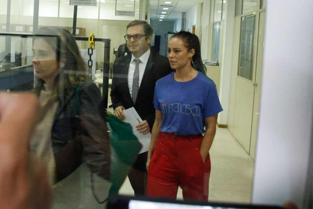 Paolla Oliveira presta depoimento em delegacia