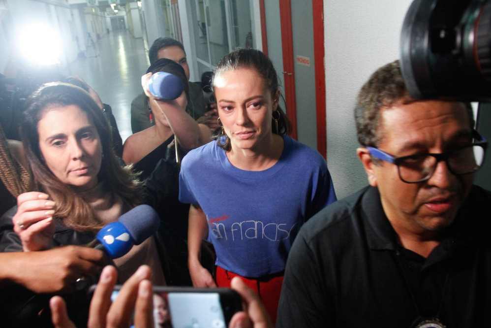 Paolla Oliveira presta depoimento em delegacia