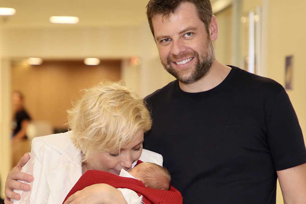 Luiza Possi deixa a maternidade com o primeiro filho