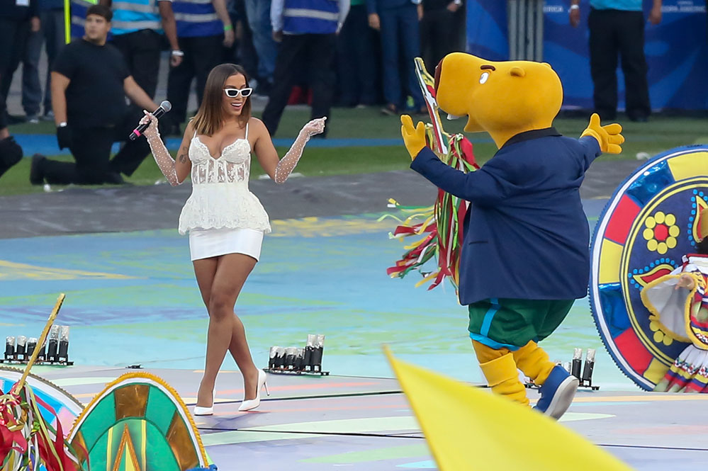 Anitta e o mascote da competição