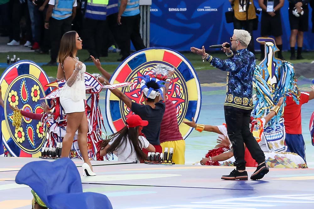 Anitta e Pedro Capó se apresentaram na cerimônia de encerramento