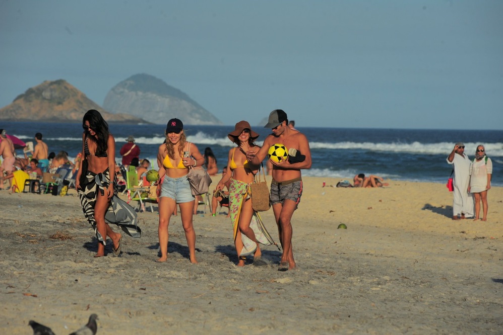 Isis Valverde curte praia com marido e amigas