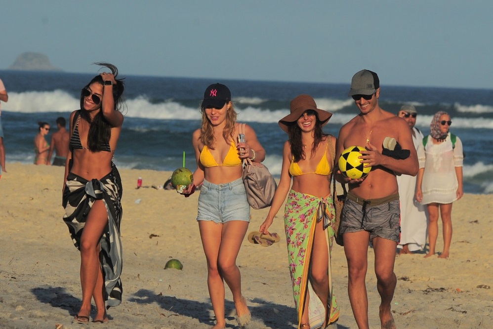 Isis Valverde curte praia com marido e amigas