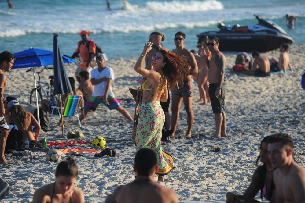Isis Valverde curte praia com marido e amigas