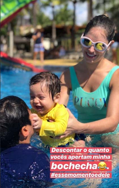 Os filhos do cantor, Yhudy e Dom, se divertindo na piscina