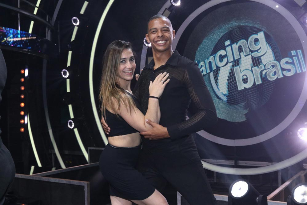 Xuxa e Junno Andrade dão selinho no Dancing Brasil