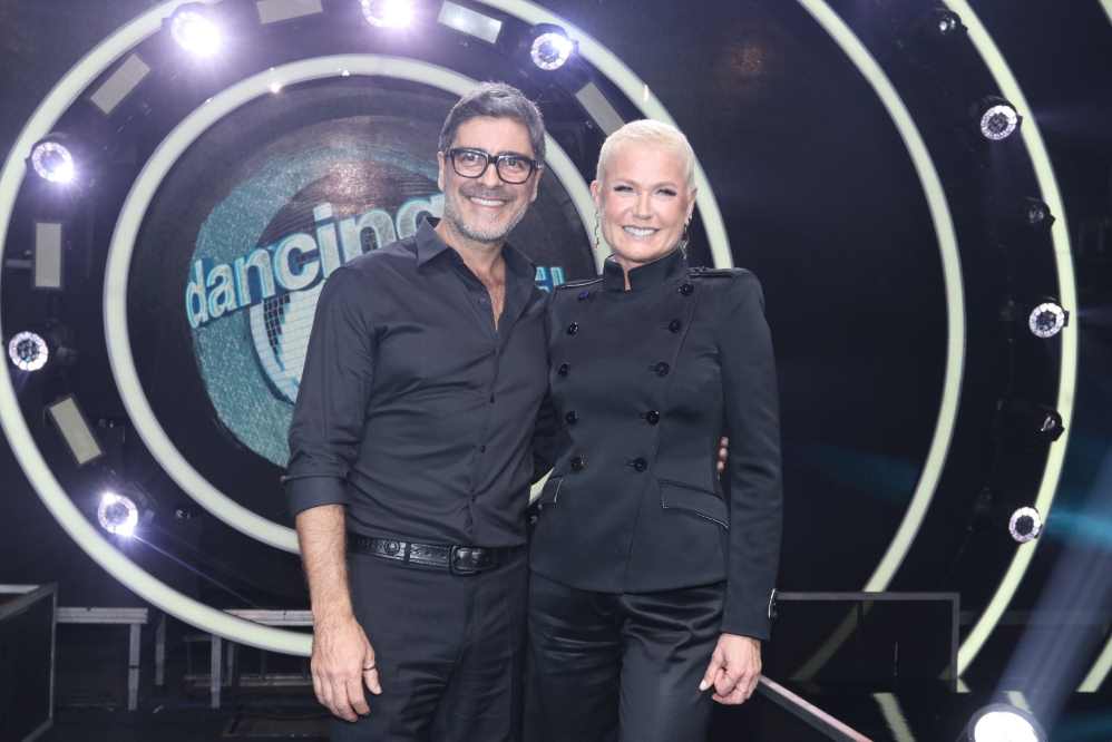 Xuxa e Junno Andrade dão selinho no Dancing Brasil