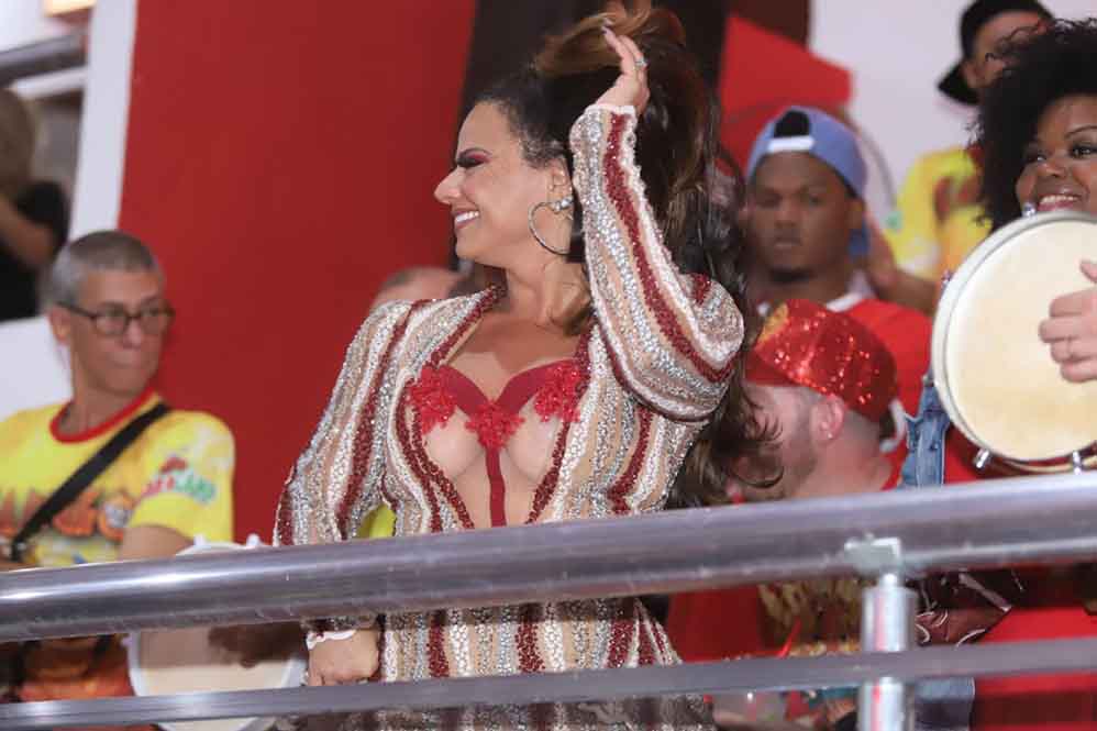 Com body transparente, Viviane Araújo ensaia no Salgueiro