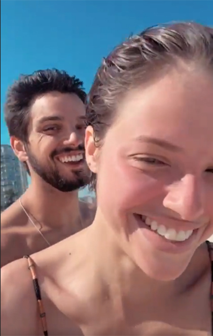 Agatha Moreira e Rodrigo Simas na praia