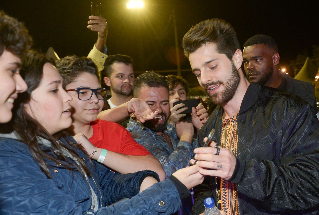 Admiradores de Alok se reuniram para tirar uma foto com o músico