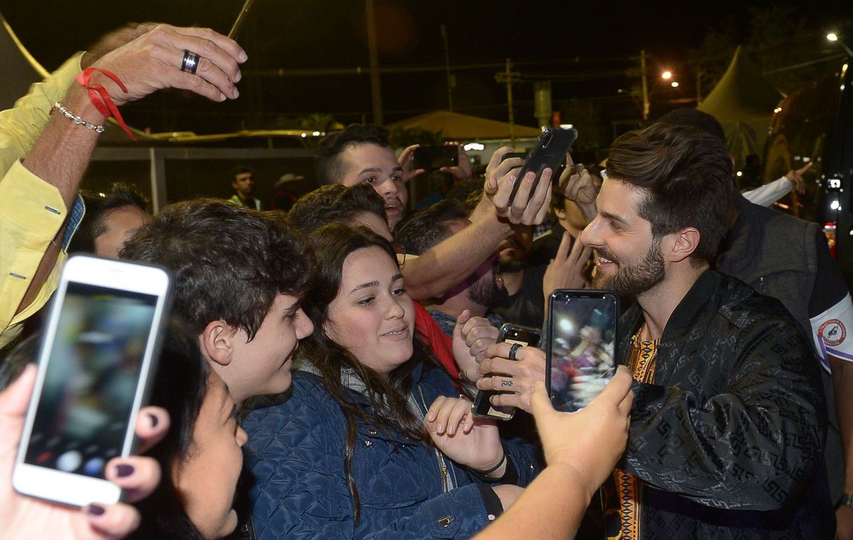 O DJ com fãs depois da apresentação eletrizante