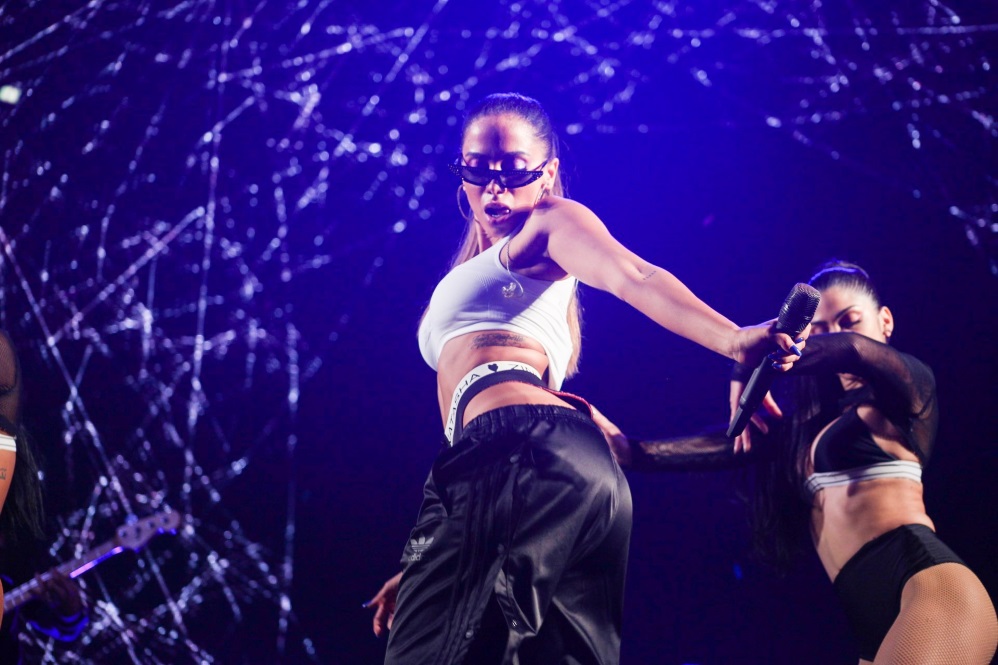 Anitta põe o bumbum para jogo em Festival