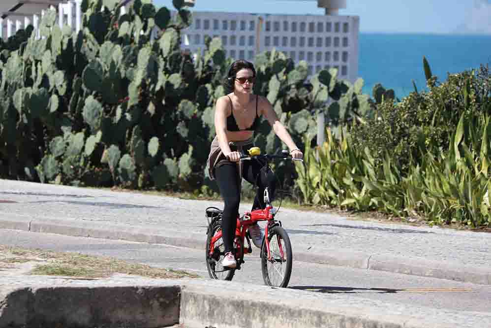 Bianca Bin curte passeio de bicicleta pelo Rio de Janeiro