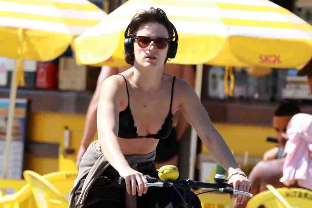 Bianca Bin curte passeio de bicicleta pelo Rio de Janeiro