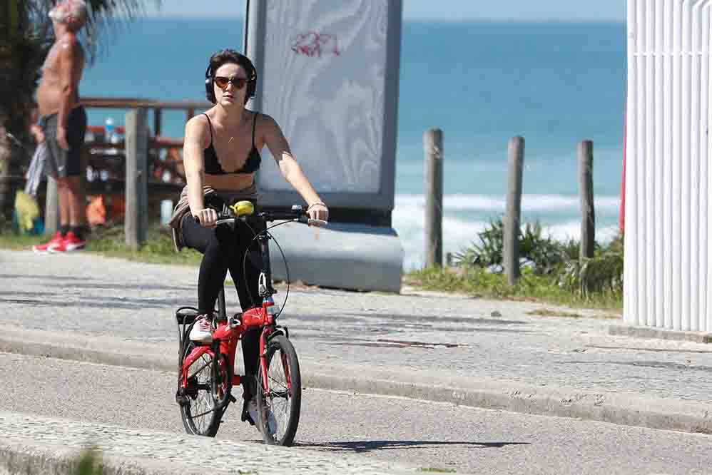 Bianca Bin curte passeio de bicicleta pelo Rio de Janeiro