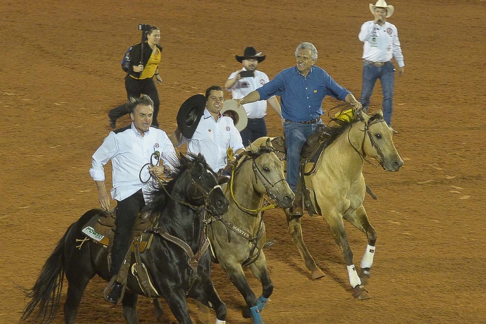 Destemido, Bolsonaro cavalga na Festa do Peão de Barretos