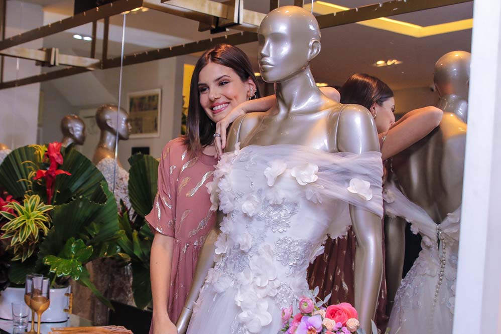Com look romântico, Camila Queiroz participa de evento de moda