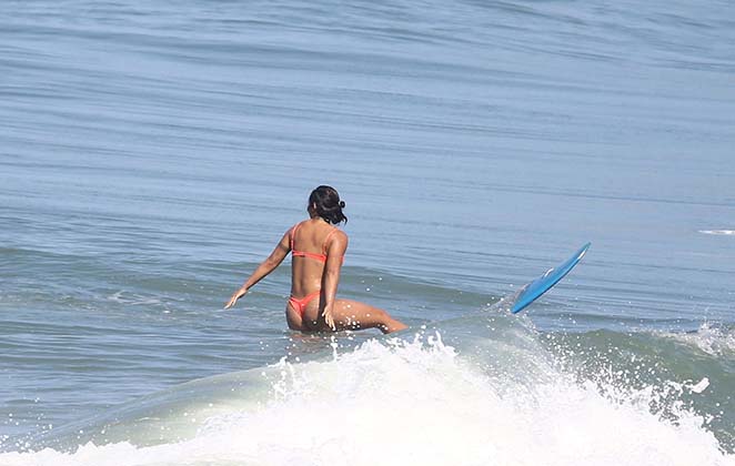 Carol Nakamura praticando surfe