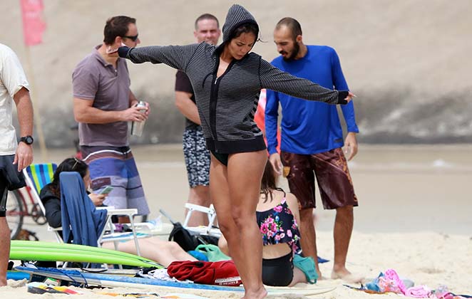 A atriz aproveitou o dia de folga para acompanhar o amado no surfe