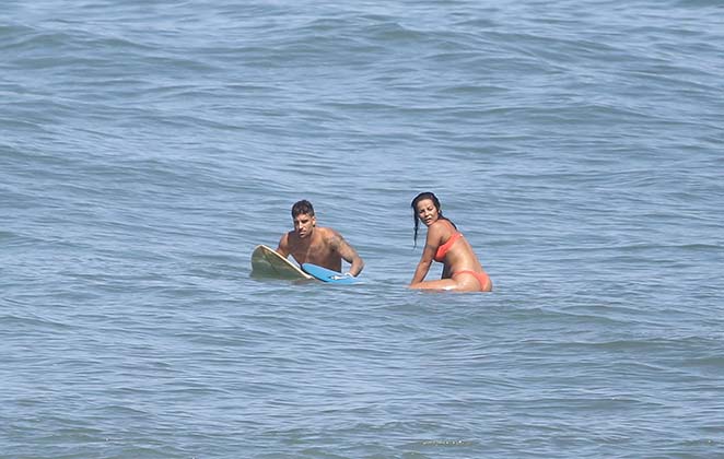 Carol Nakamura surfou com o namorado, Guilherme Leonel