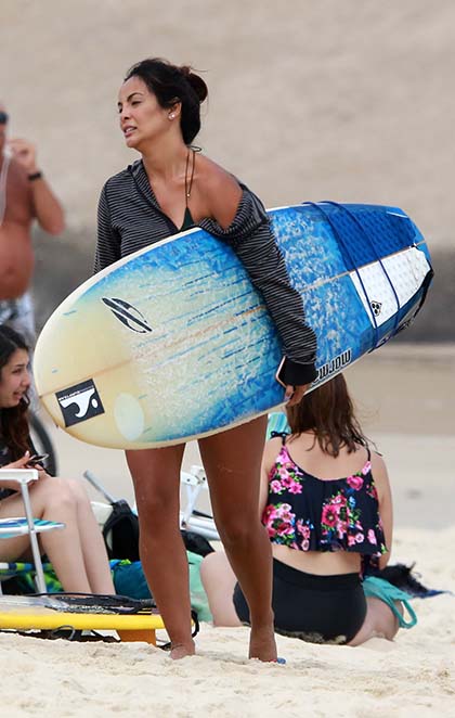 Carol Nakamura é uma das famosas que são adeptas do surfe
