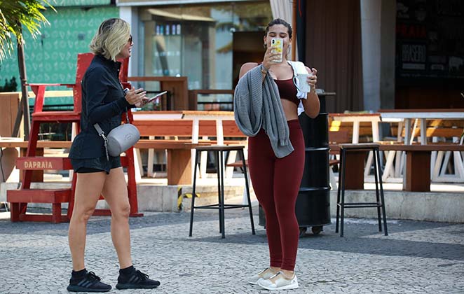 Giulia Costa aproveitou para filmar o fotógrafo assim que o avistou, brincando com a situação