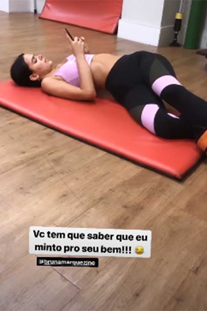 Bruna Marquezine exibe barriga chapada após treino