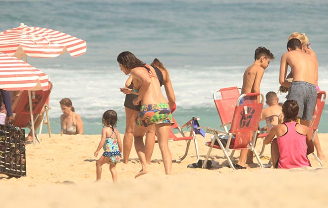 Carol Castro se diverte com a filha ao curtir folga na praia