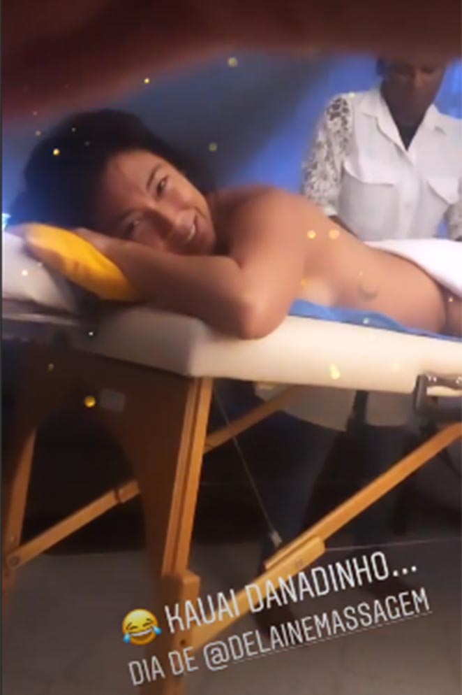 Nua, Danni Suzuki faz massagem e é 'flagrada' pelo filho