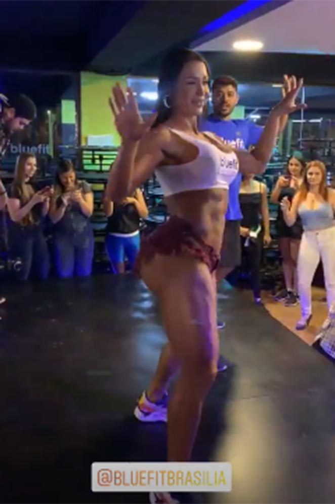 Gracyanne Barbosa deixa boa forma em evidência durante aula de dança